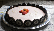 Torta mousse de morango e calipso branco