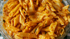 Penne com molho de sardinha e requeijão