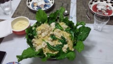 Macarrão com frango e rúcula