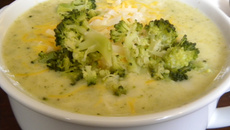 Sopa de brócolis com queijo low carb