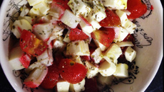 Aperitivo de queijo minas com kani e tomatinho