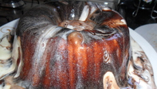 Pudim de sorvete com calda quente