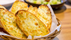 Pão de alho com queijo na fritadeira elétrica sem óleo