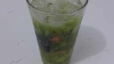 Caipirinha de kiwi com ameixa