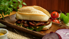 Sanduíche de lingüiça calabresa