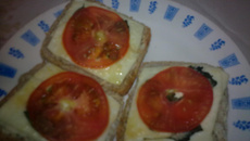 Bruscheta light de queijo branco com manjericão