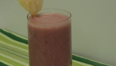 Vitamina de framboesa e abacaxi com Ades