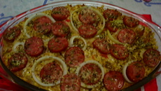 Macarrão bolonhesa com molho branco e calabresa