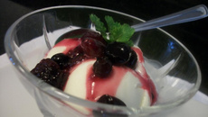 Frozen iogurte com calda de frutas vermelhas