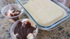 Sorvete caseiro com calda de chocolate