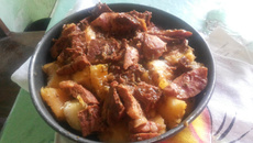 Carne assada com calabresa e macaxeira