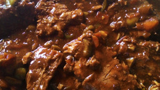 Lombo com cerveja preta e creme de cebola