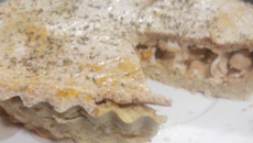 Empadão integral feito com aipim e recheado com frango