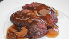 Fraldinha com falso molho madeira