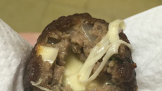 Bolinha de carne moída recheada com queijo