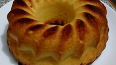 Bolo de kipolenta com coco