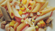 Penne de vegetais com frango e legumes