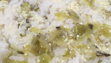 Arroz de forno com alho-poró