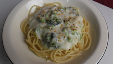 Spaguetti ao molho branco com brócolis