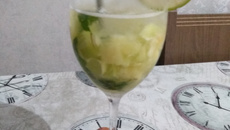 Caipiroska de limão com abacaxi e hortelã