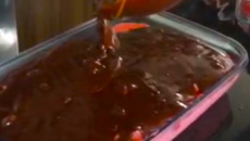 Mousse de morango com cobertura de chocolate temperado