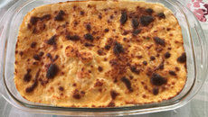 Salmão com molho de camarão aos quatro queijos e batata gratinada