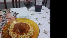 Petisco de almôndegas ao molho de vinho e gengibre