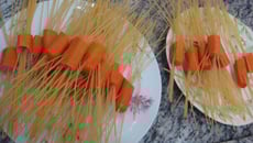 Macarrão com salsicha criativo