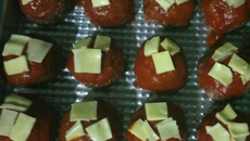 Almôndegas recheadas com queijo no forno