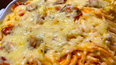 Macarrão ao molho branco com linguiça e queijo