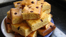 Bolo recheado de banana com passas