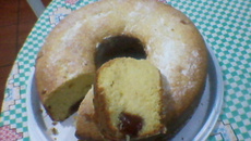 Bolo de fubá com goiabada e queijo