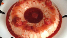 Pudim de iogurte com calda de morango