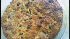 Rosca de leite condensado e frutas