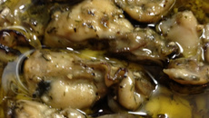Ostras em óleo de ervas