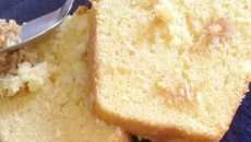 Bolo de fubá cremoso com leite condensado