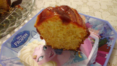 BOLO DE FUBÁ COM  GOIABADA E COCO