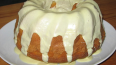 Bolo de abacaxi com cobertura de chocolate branco