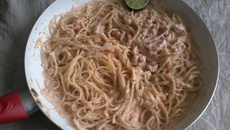 Macarrão com camarão, gengibre e limão