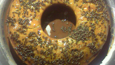 Bolo de cenoura com calda de chocolate