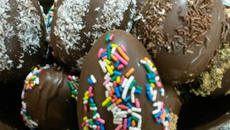 Cesta de ovo de chocolate com ovinhos variados