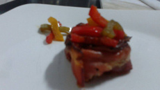 Aro de bacon com antepasto de pimentões