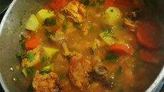 Coxa e sobrecoxa ao leite de coco com batatas