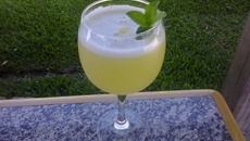 Suco de abacaxi com hortelã