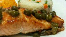 Salmão com alcaparras