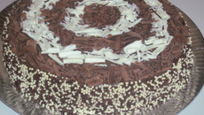 Bolo de chocolate com abacaxi