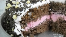 Bolo de chocolate com mousse de danoninho