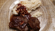 Medalhão de filé mignon ao falso molho madeira