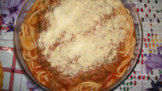 Macarrão ao molho com sardinha e queijo ralado