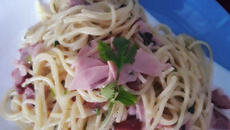 Macarrão com calabresa e presunto